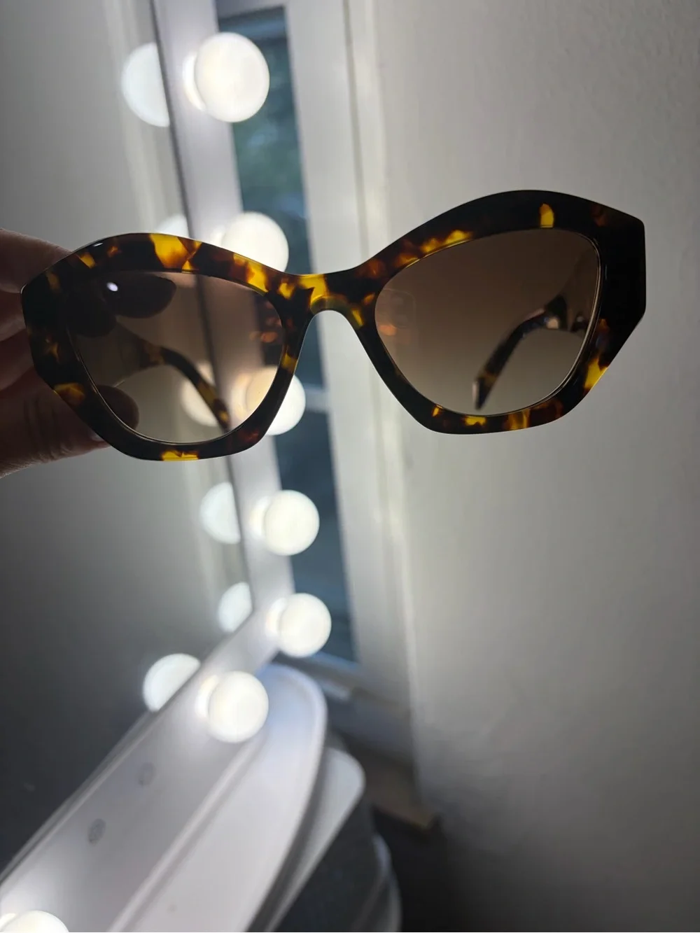 Authentic Prada Tortoiseshell Cat-Eye Sunglasses - Brown/Amber